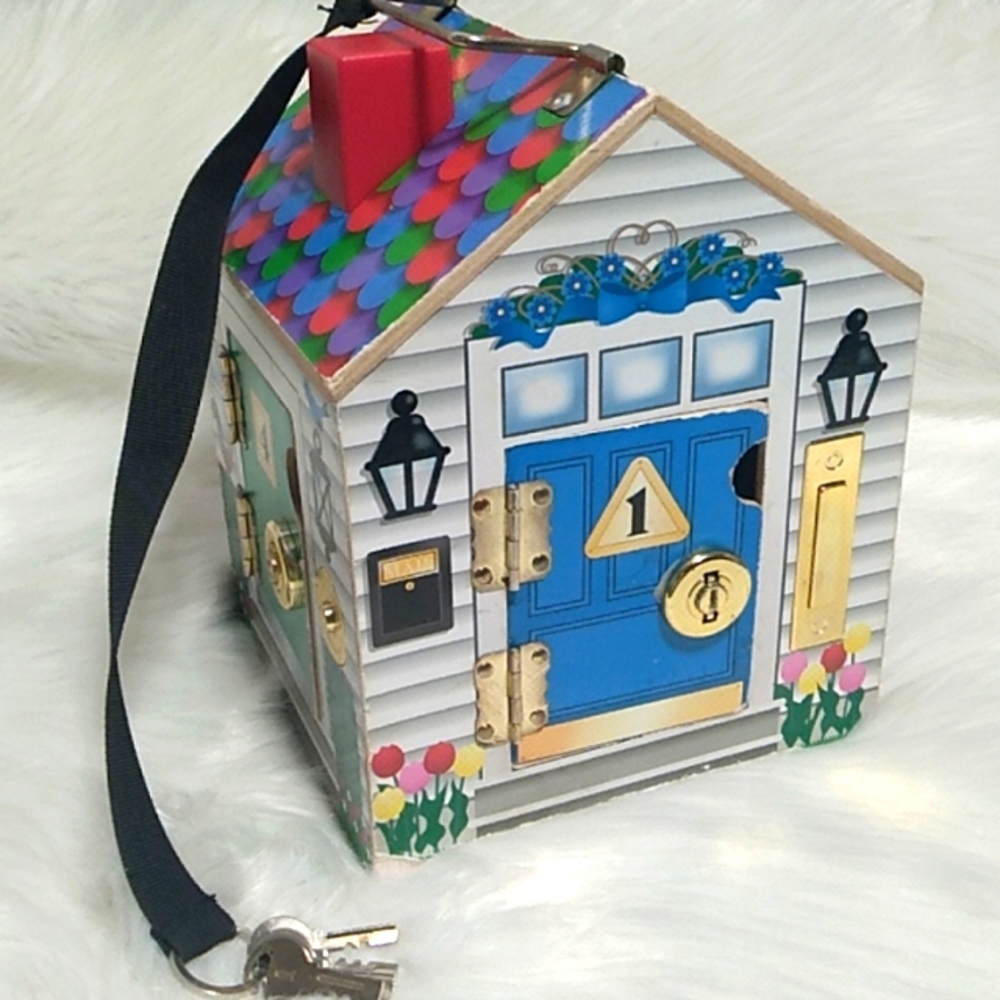 (X-77) Melissa & Doug Doorbell House W/Keys & Ringing Doorbells
